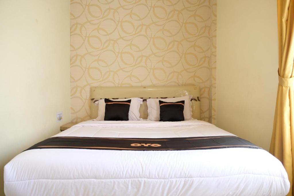 Oyo 1616 Hotel Central City 2 Tanjung Pandan Luaran gambar